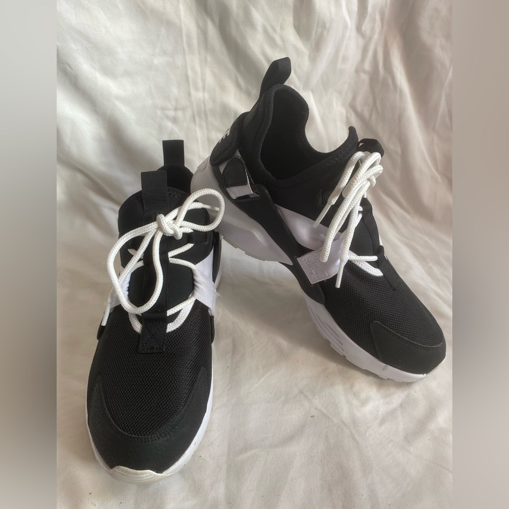 Nike Air Huarache City (Size 9) (Only worn once )